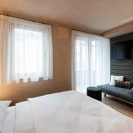 Lamonte Luxury *